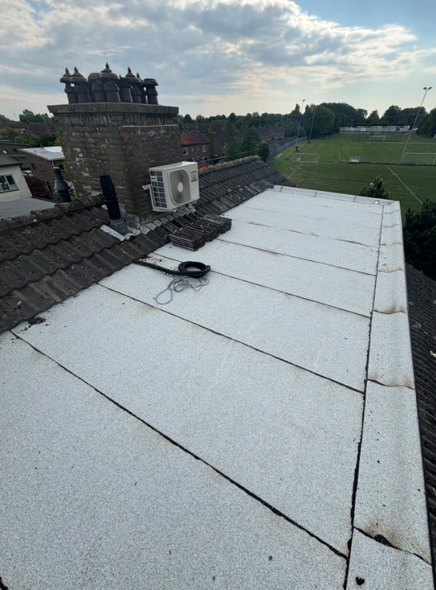 Bitumen dakbedekking met buitenunit airconditioning