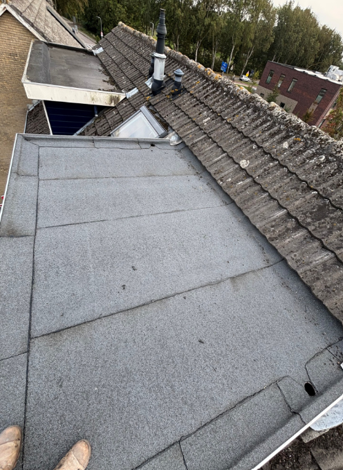 Vernieuwde bitumen dakbedekking op plat dak