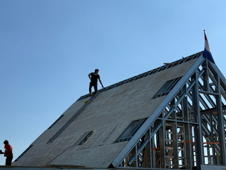 Dakbeschot aanbrengen op nieuwbouw dakconstructie