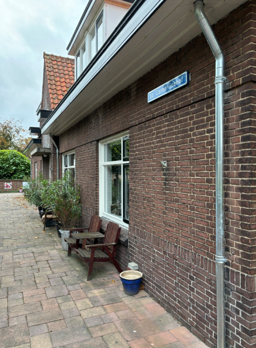 Nieuwe zinken dakgoot en regenpijp aan woning