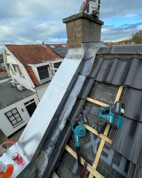 Nieuw zink- en loodwerk langs schoorsteen en dakkapel